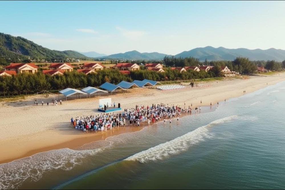 Với bãi cát trắng mịn, nước biển trong xanh và sóng nhẹ, nơi đây mang vẻ đẹp hoang sơ, thanh bình hiếm có